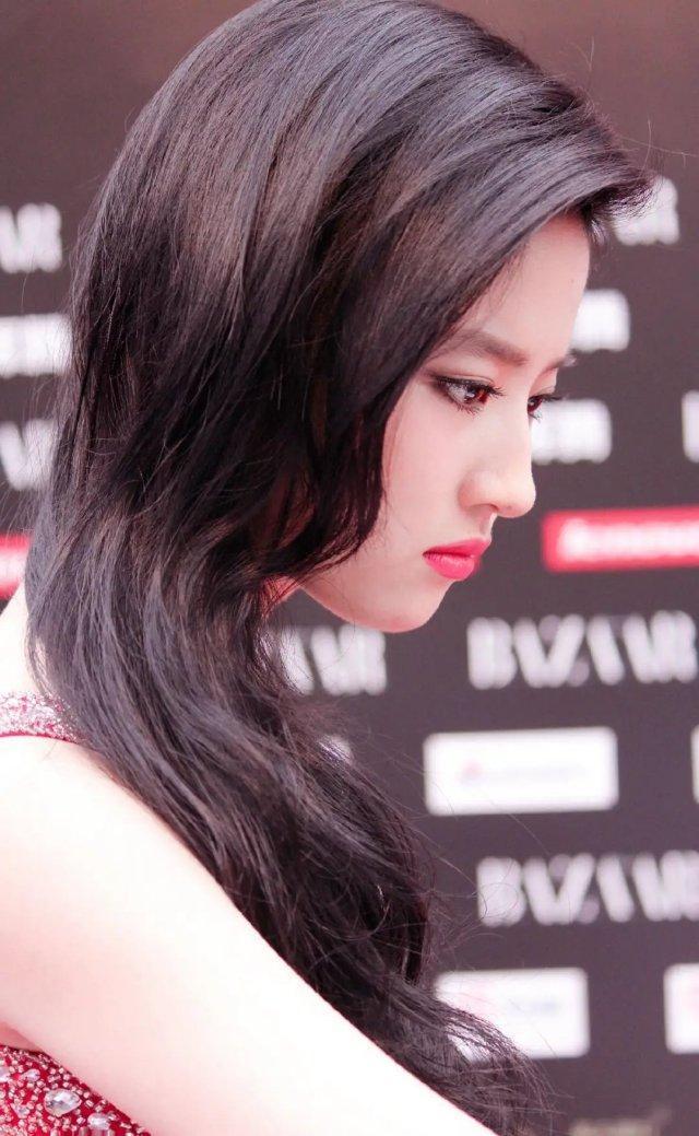 刘亦菲和谁合影都是一脸严肃，刘亦菲与黄晓明罕见合体