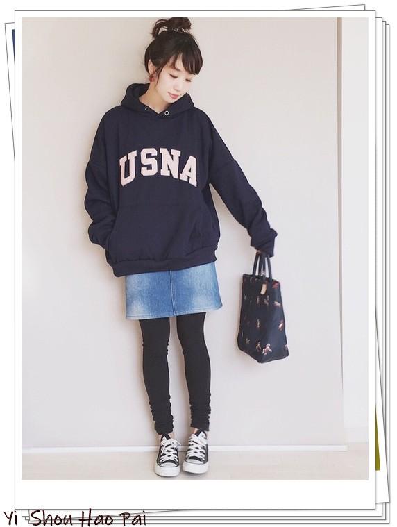 牛仔半身裙搭配什么上衣好看，牛仔半身裙搭配什么上衣好看春季（牛仔半身裙的春季搭配28例）