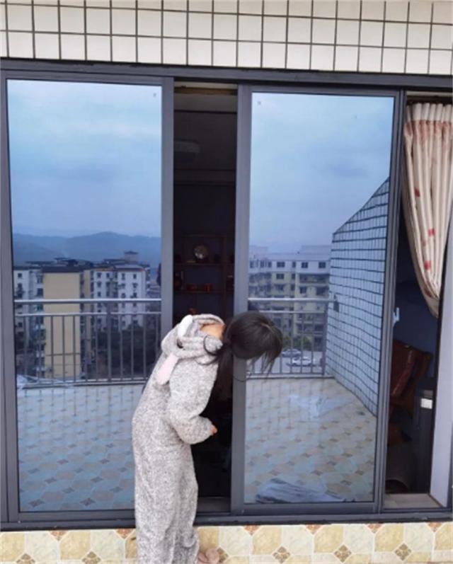 西晒的房子如何解决夏天热的问题，解决房屋西晒问题有妙招（建议给玻璃贴上这种“膜”）