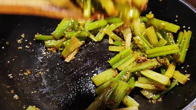 女人吃猪肝有什么好处，猪肝一周吃几次补血（多吃“4红3黑2绿”）