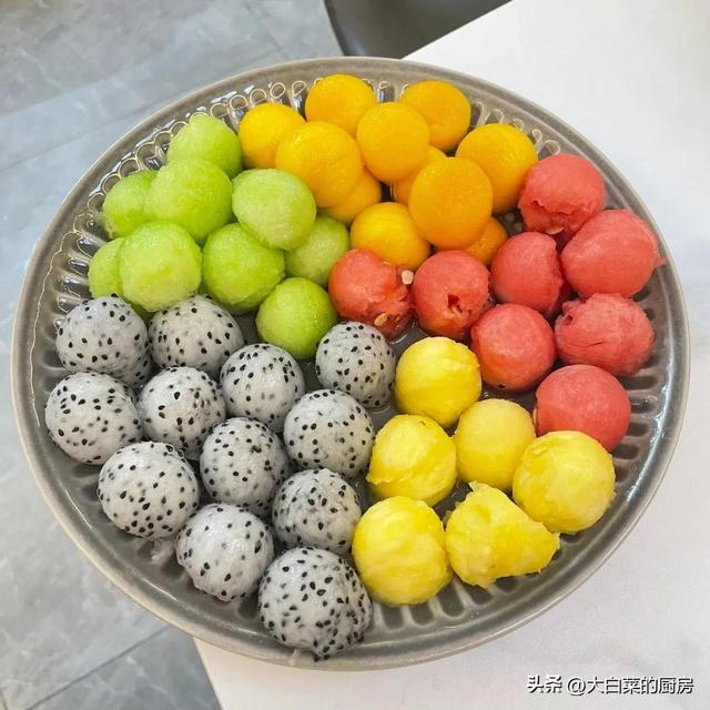 三种水果拼盘好看大气，用1到3种水果做水果拼盘（年夜饭你一定要学会的水果拼盘）