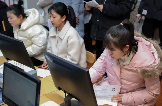 教资面试是同组淘汰吗，教资面试每一组都会淘汰人吗（教资面试考官做这些举动）