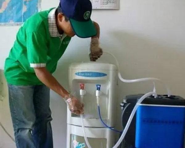 怎么清洗饮水机，怎么清洗饮水机内部水垢（饮水机长期使用不清洗有哪些危害）