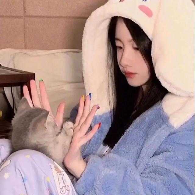 猫系女孩，微信头像，猫系女孩（女生头像：抱猫头像）
