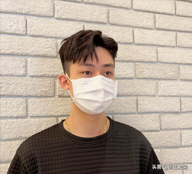 两边剃光的最帅气发型，男生两边剃光中间留长的发型（男生不要只会剪“寸头”）