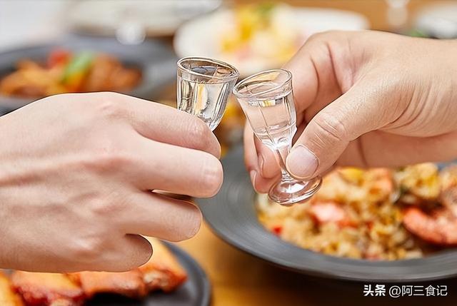 伏特加属于什么酒，伏特加鸡尾酒配方大全（而白酒却只有我们自己喝）