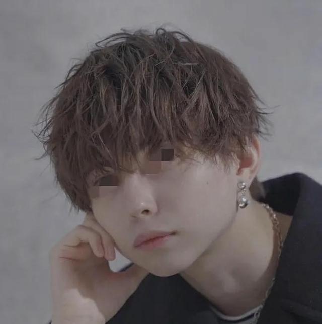 男生卷发教程，男生卷发造型教学视频（原来男生烫发这么帅气）