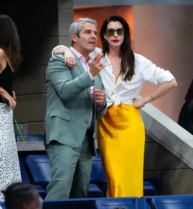 形容女生笑容灿烂的句子，形容女生笑容灿烂的句子成语（难以抗拒的笑容与美丽）