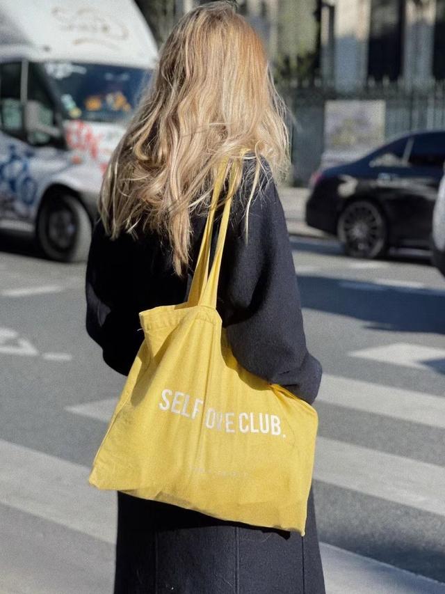 怎样选择包包的颜色，怎么搭配包包的颜色（法国女人不爱“名牌包”）