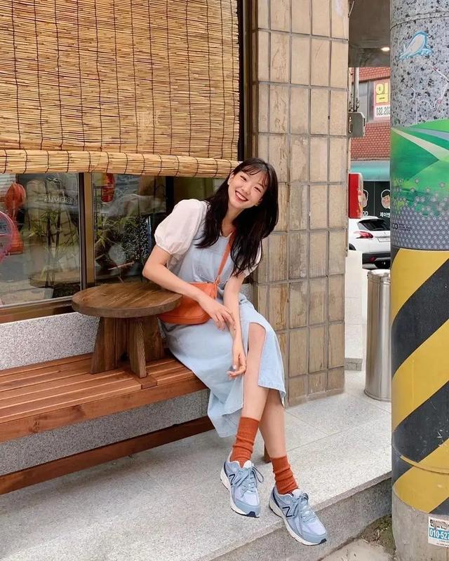 浅蓝色显黑吗，浅蓝色显黑吗图片（夏天穿鞋尽量避开这3个“颜色”）