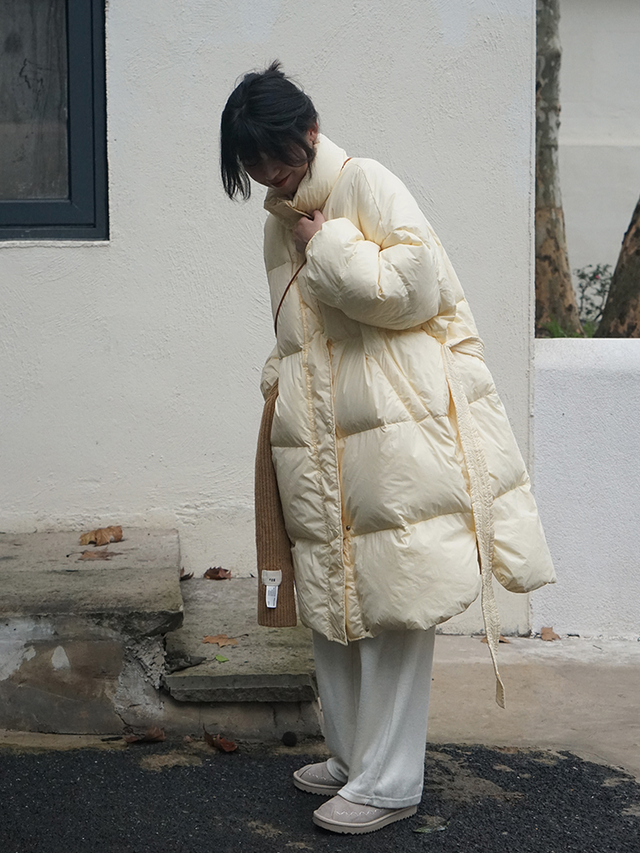 长款卫衣下面搭配什么，卫衣长款下身搭配图片（今年冬天长款羽绒服搭配这4款“下装”）