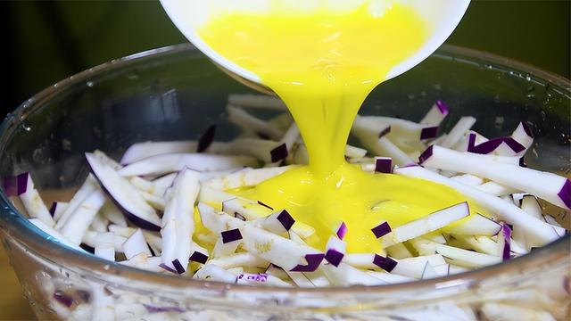 茄子鸡蛋的做法，茄子加鸡蛋的做法（茄子切成丝淋上鸡蛋）