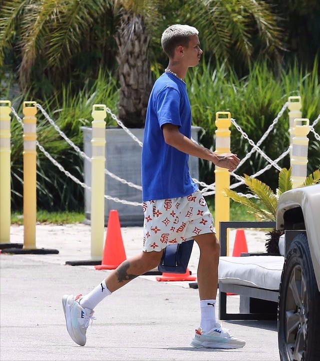 沙滩裤配什么上衣，沙滩裤怎么选（和女友躺游艇甲板上腻歪）