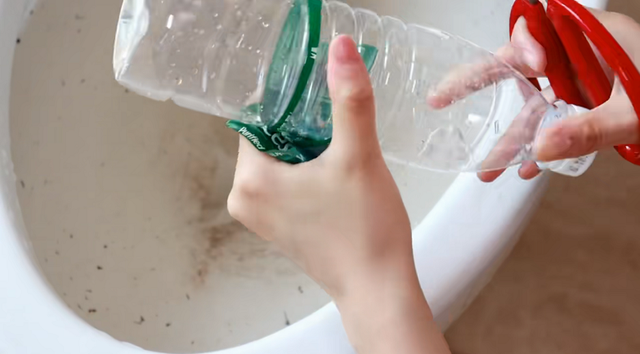 马桶出水孔堵了怎么通，马桶的孔怎么堵（马桶堵塞只需要1个塑料瓶）