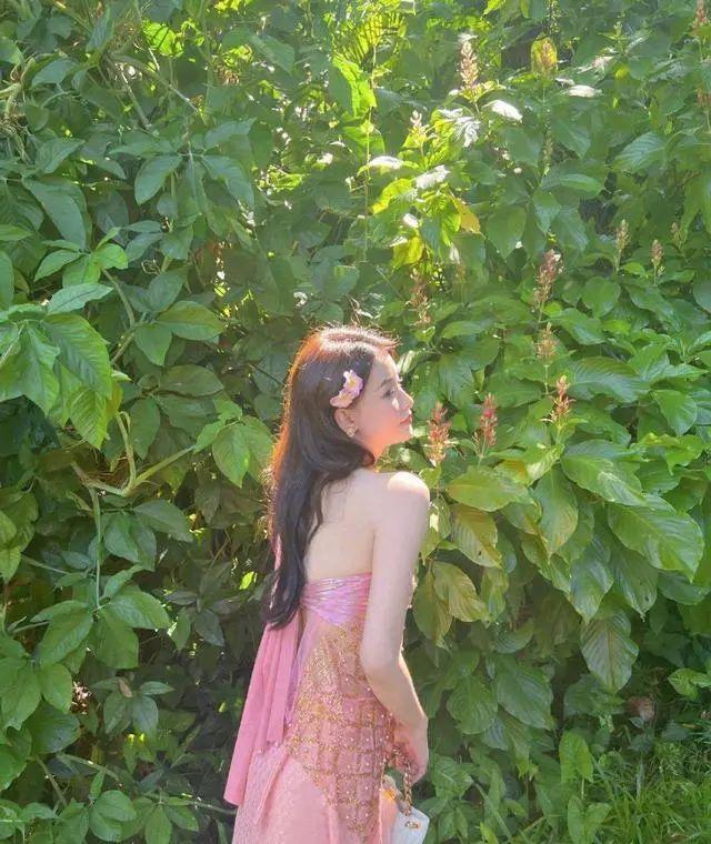 抹胸裙是怎么穿住的，抹胸裙怎么挂住的（孙怡打造“少女”穿搭）