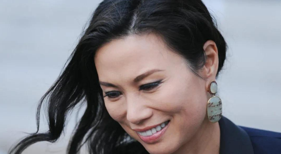 邓文迪简介，邓文迪简介个人资料邓文迪的七个男人都是谁（嫁百亿豪门却与首相暧昧）