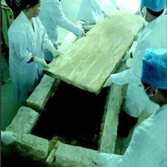 古墓挖出七星石棺，广西挖出北斗七星巨棺