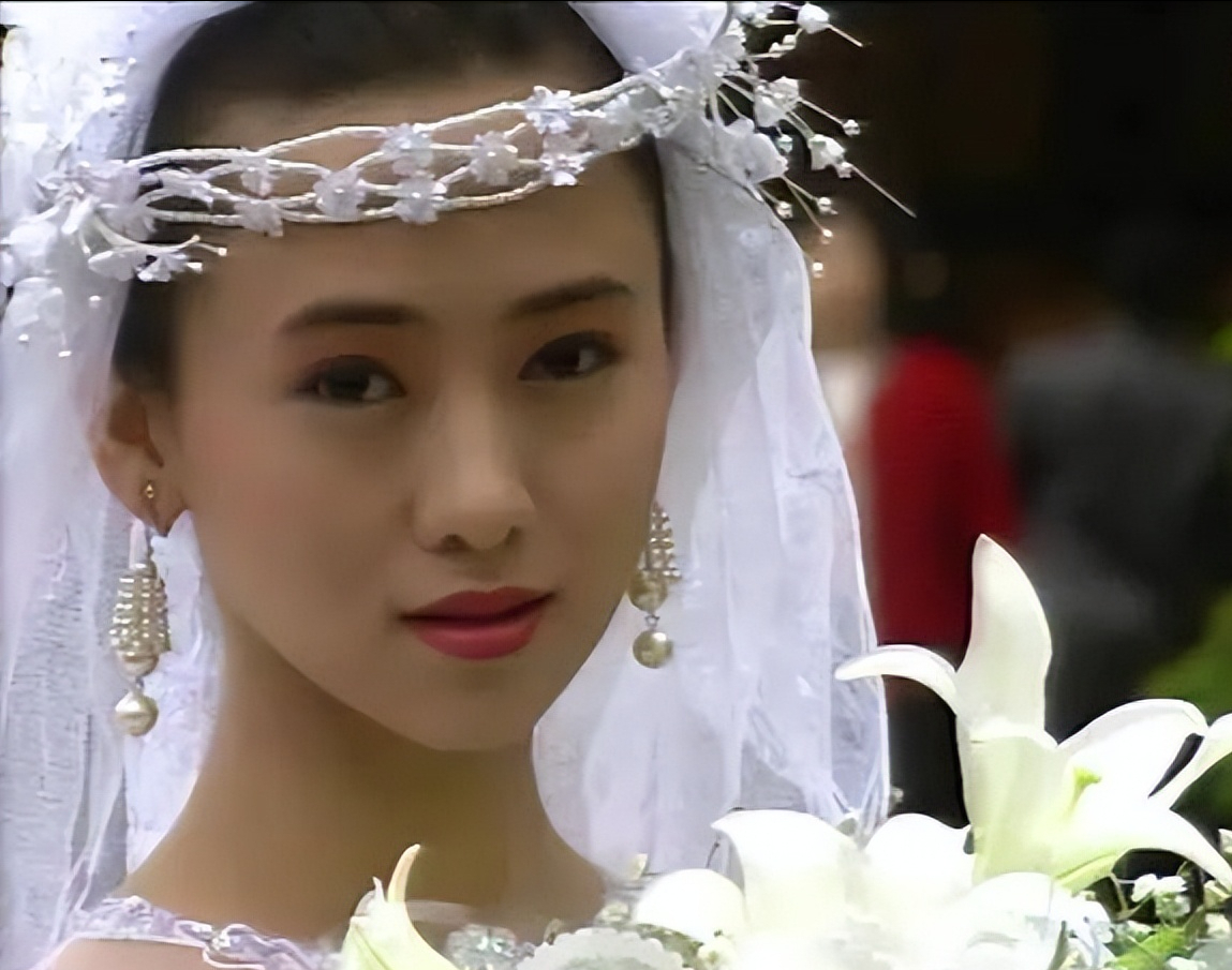 在《满清十大ku刑》中,翁虹饰演的小白菜,柔弱清苦,纯欲并存,一度惊艳