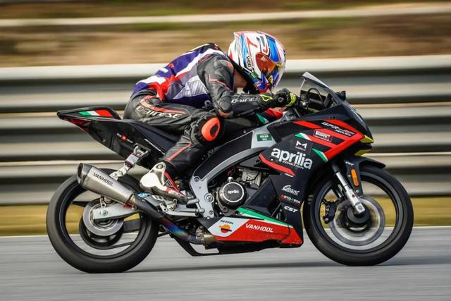 如何成为一名职业赛车手，怎么成为职业赛车手（原来普通人也可以成为专业车手）