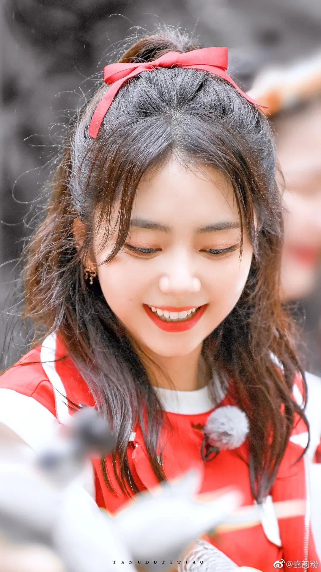 这两年似乎特别流行在逃公主款的蝴蝶结半扎发,就算脸大,梳起来也一样