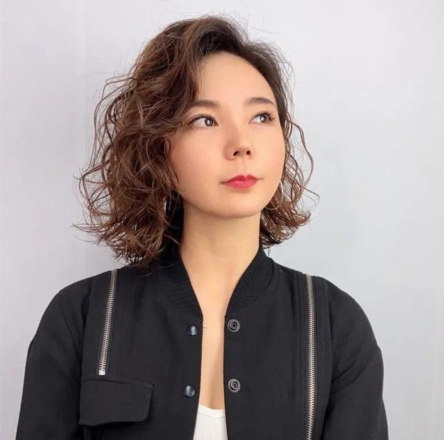 栗棕色适合什么年龄染，栗棕色头发（适合五六十岁女人的烫发）