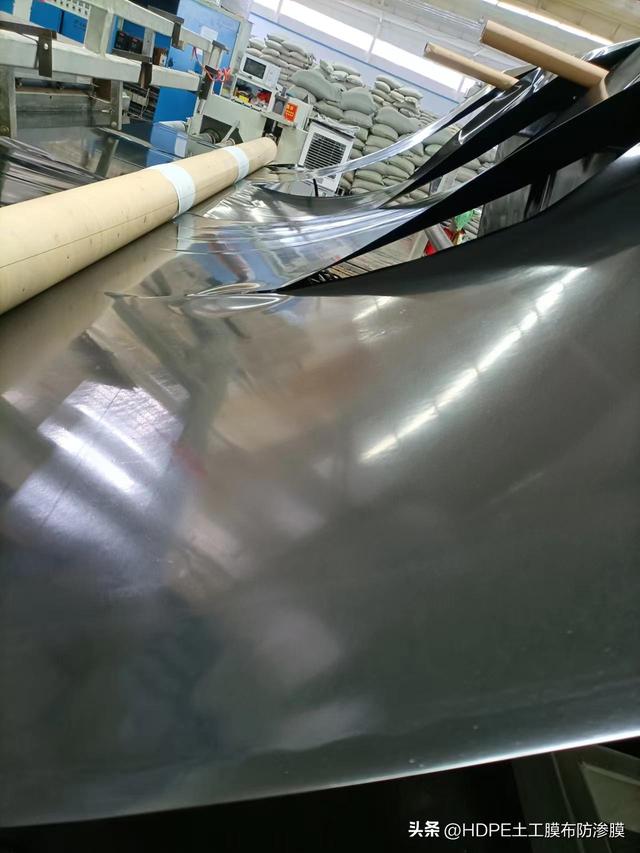 土工膜多少钱一个平方米，250g土工布多少钱1平方米（黑膜6米设备生产4米5米宽幅产品为什么要加价）