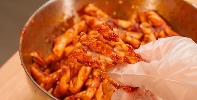 干豆皮怎么泡用开水还是热水，干油豆皮泡好后还用焯水吗（童年最喜欢吃的辣条）