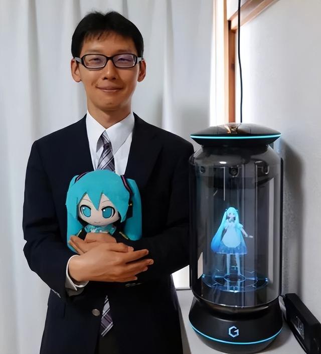 初音未来，初音未来的消失（日本男子4年前迎娶初音未来图片）