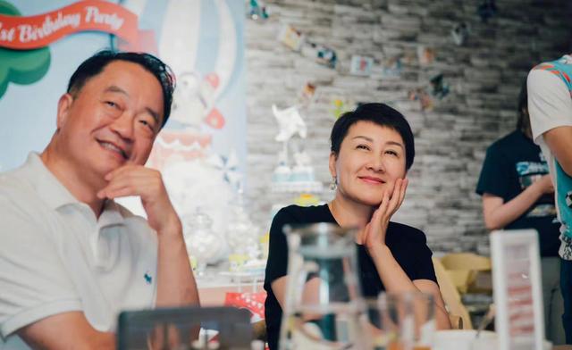 张凯丽与富豪老公逛夜市，穿百元T恤甜蜜牵手，结婚26年仍似热恋
