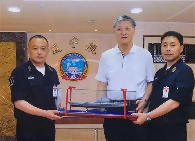 辽宁号是从哪个国家买来的，辽宁号航空母舰（辽宁号航空母舰排水量）