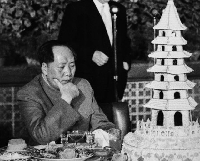 社会黑纸白字图片，白纸黑字图片（1976年天安门毛泽东画像披上黑纱）