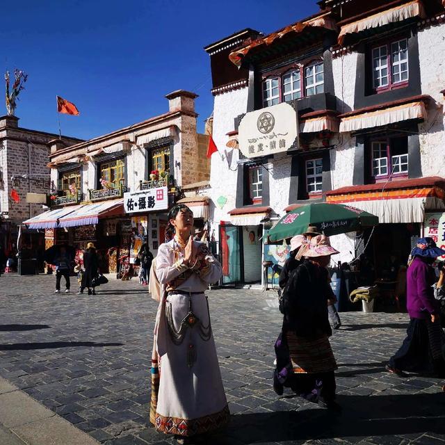 有什么成语描写赞美拉萨的天空，形容拉萨的天空的词语（天上西藏大美于行）