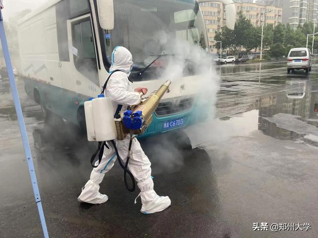 郑大故事：静态校园里的那一抹红——记奋战在抗疫一线的志愿者