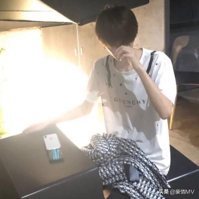 qq头像男生带字超拽，qq头像带字的男生（精选魅力十足的男生头像）