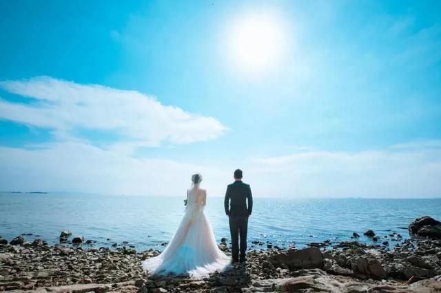 原谅老婆出轨的男人表现，原谅老婆出轨的男人表现是什么（为什么说轻易原谅出轨男人）