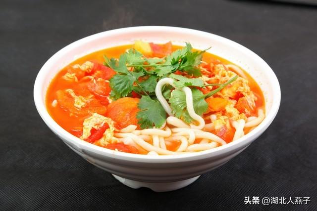 食材:西红柿1个,鸡蛋2个,手工面条适量,香菜.