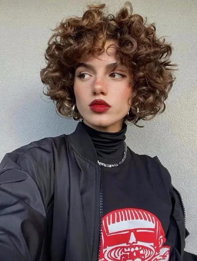 中长直发发型图片，2023流行短直发（羊毛卷才是王道）