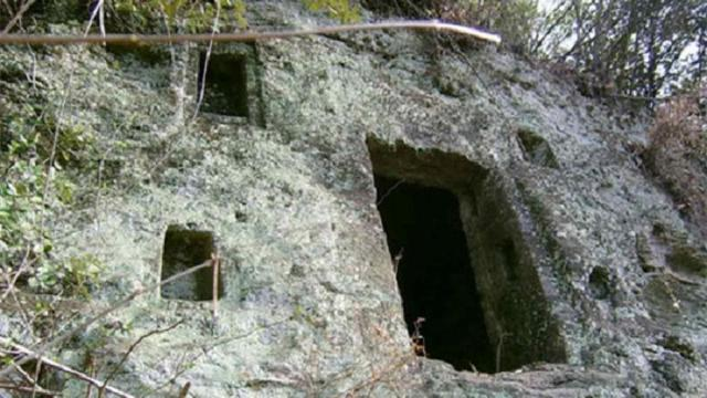 瓦罐坟老人为什么不跑，瓦罐坟老人跑了会怎样（古代人过60就要被关进坟墓）