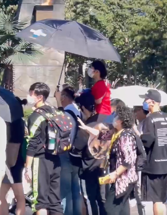 黄晓明最新消息，黄晓明和baby离了吗（一旁助理帮忙撑阳伞）