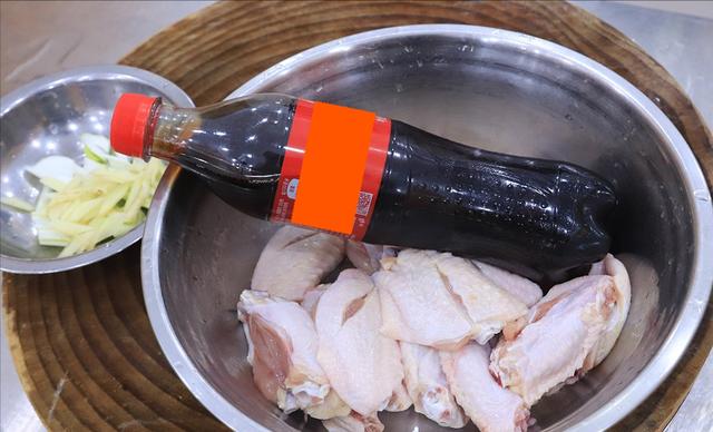 100克鸡胸肉含多少蛋白质，一百克鸡胸肉含多少脂肪（鸡腿排倒数第二）