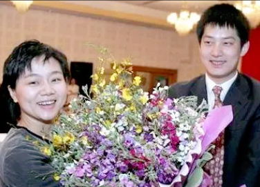 常昊与妻子张璇1999年2月12日,常昊与张璇在北京低调结婚.