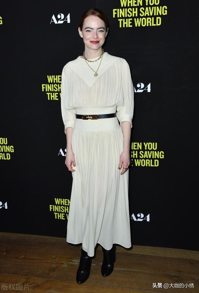 黑色连衣裙搭配什么鞋子，黑色连衣裙搭配什么鞋子好看（石头姐艾玛-斯通身穿米白色雪纺连衣裙+黑色靴子+腰带简约大气）