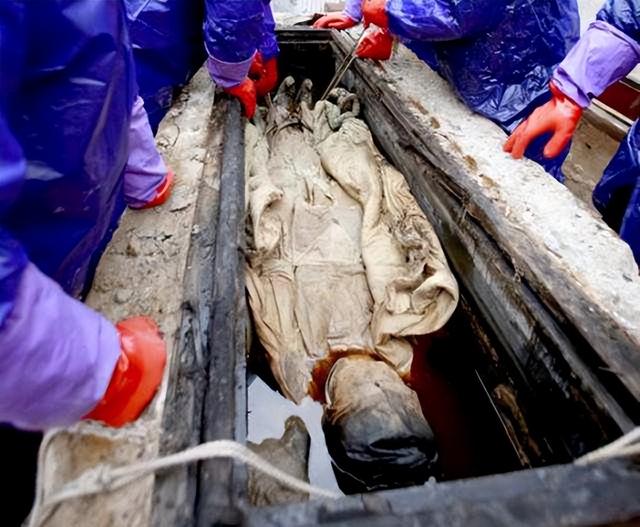 清代古墓发现奇怪女尸，历经百年五官却清晰可见