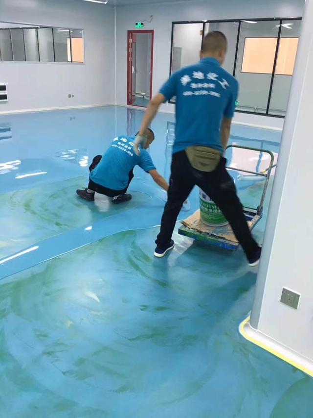 地坪漆包工包料多少钱一平方，今年地坪漆包工包料要多少钱一平方（武汉水性地坪施工价格受地域影响吗）