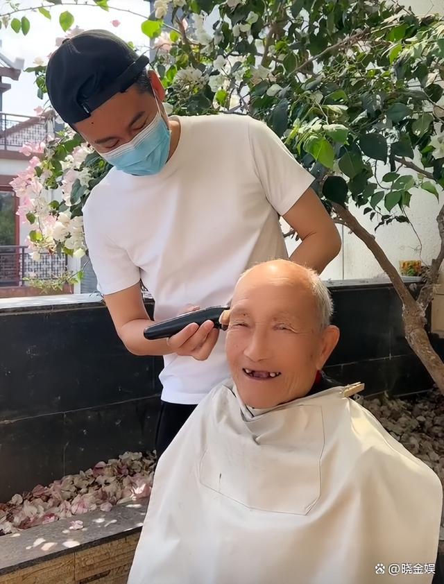 歌手徐子崴简介，平日里不仅给爷爷亲手搓澡还亲自给爷爷剃头