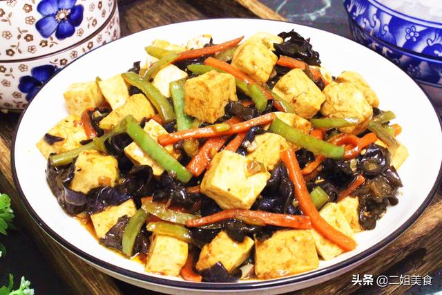 青菜豆腐怎么炒，怎样炒青菜好吃（牢记别直接下锅炒豆腐）