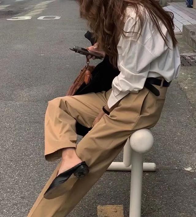 卡其色上衣搭配什么下装好看，穿出休闲时尚味卡其色上衣配什么颜色裤子才好（今年流行一种裤子）