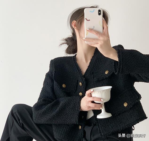 白色衣服显黑还是显白，白色显白吗（教你选好衣服颜色让脸显白）