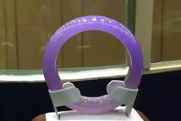 如何鉴别紫罗兰翡翠手镯，紫罗兰色翡翠手镯（美女一口价拿下的赌石）