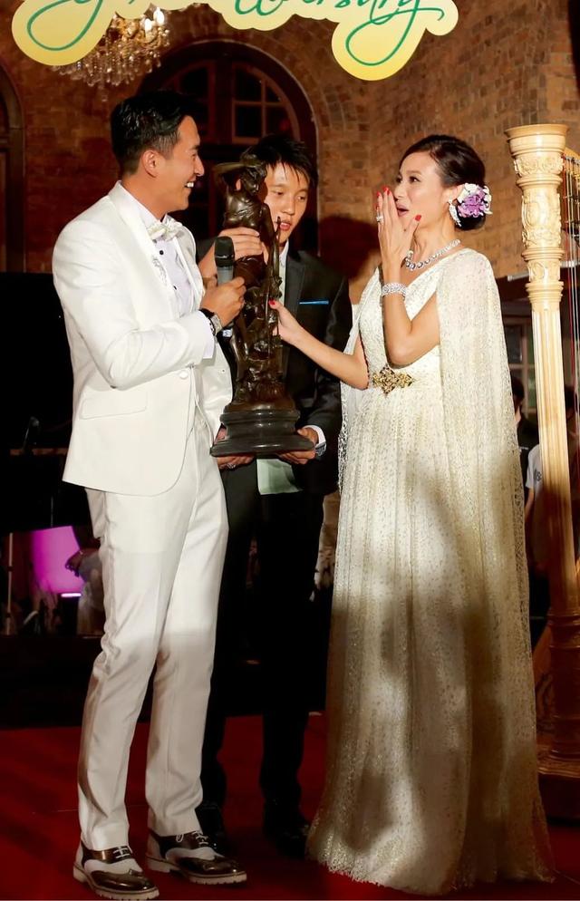 54岁tvb小生近况，54岁TVB肌肉男神晒父子合照